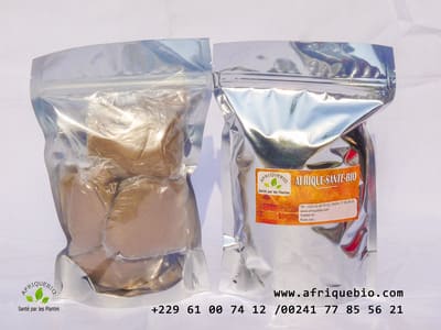 Poudre de fruit BAZARBIO-AFRIQUEBIO pour booster la fertilité, vue en gros plan dans un récipient blanc.