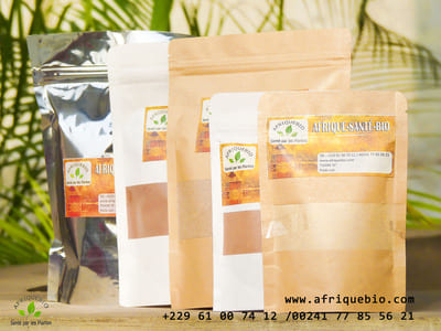 Feuilles de Kinkeliba naturelles pour la détox hépatique, issues de la marque AFRIQUEBIO, en vrac dans un sachet.