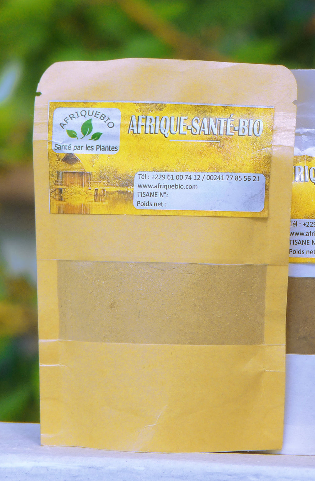 Branche de romarin frais de AFRIQUEBIO avec feuilles vertes et aromatiques, utilisée pour la cuisine ou la santé.