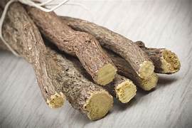 Poudre de racines de réglisse AFRIQUEBIO, soutenant l’énergie, dans un sachet naturel, visible en image.