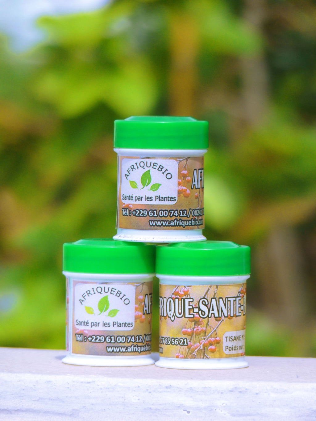 Beurre de karité avec huile essentielle, naturel, riche en hydratation, présenté par AFRIQUEBIO, texture crémeuse et nourrissante.